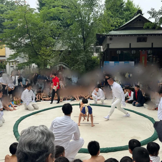 5月18日(日)
田無神社にて
わんぱく相撲が開催されました。
今年も応援させていただきました！

お相撲芸人「あかつさん」の登場で、会場は大盛り上がり。

土俵では子どもたちの一生懸命な姿に、胸が熱くなりました。
見守る保護者の皆さまの応援にも力がこもっていました😊

毎年わんぱく相撲を支える
西東京青年会議所の皆さまの若い力に
これからも期待しています！

#わんぱく相撲
#西東京市
#西東京青年会議所
#西東京市商工会青年部 
#あかつ さん
#地域イベント
#全力応援
#思い出づくり
#未来の力
#がんばる子どもたち
#地域で育てる
