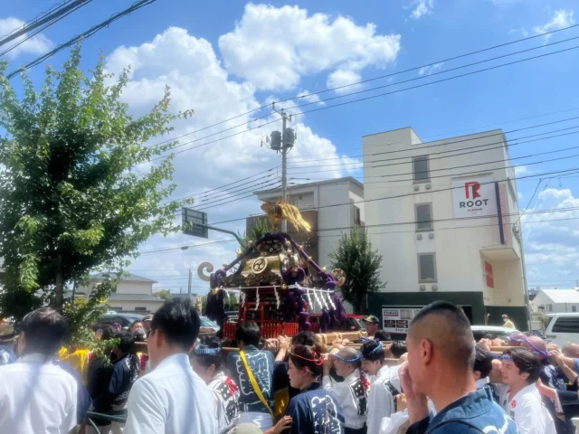 .
.

【津島神社例大祭🏮本日開催！】

西東京市の夏の風物詩、
津島神社の例大祭が本日執り行われています！

お神輿に参加している家族から写真が送られて来ました。

地元の皆さんが担ぐ神輿（子供神輿とお神輿）が威勢のいい掛け声とともに練り歩いています😊

子供の陽気な声、担ぎ手の笑顔、沿道の拍手。
地域の絆を感じる、心躍るひとときです。

今日も暑いですが、
夏の熱気に負けない元気な神輿が西東京の町を彩っています。

柳沢文化財保存会の皆様、
準備から諸々大変お疲れ様でございます。

次回は秋の例大祭です！

#津島神社 
#柳沢文化財保存会
#田無神社
#例大祭 
#西東京市 
#神輿 
#夏祭り 
#地域のお祭り 
#伝統行事 
#地元の力