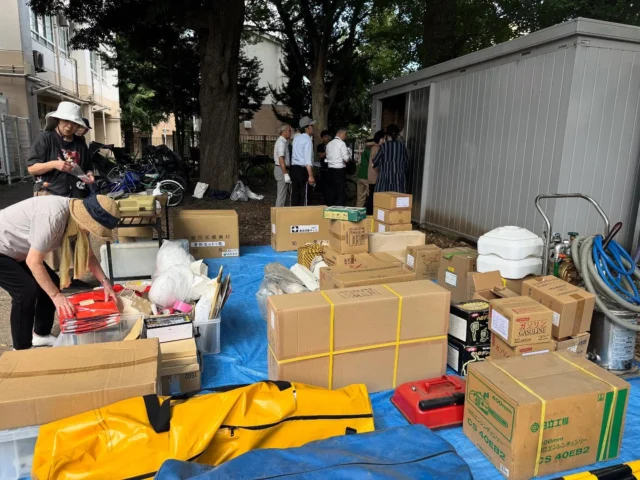 .
.
先週の日曜日の9時より
田無小学校にて
避難所運営委員のみなさんと
備蓄倉庫の整理をしてきました😊

まずは正門から
市役所の危機管理室の方に鍵を開けてもらう事から始めます。

倉庫内のものを
ブルーシート上に一旦出してから
中に入っているものをみんなでチェックして、
足りないものも見えてきて、
とても有意義な時間になりました。

いざという時のために、
地域で少しずつ備えを進めています。

#民生委員
#避難所運営委員
#西東京市
#田無小学校
#危機管理課
#防災 
#備蓄 
#避難所 
#地域のつながり