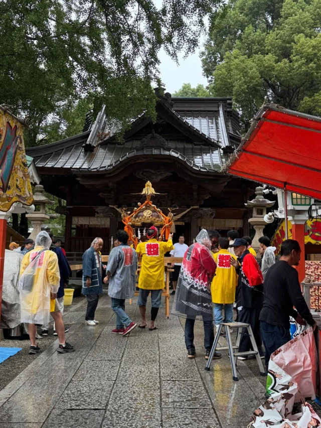 .
.

今日・明日は田無神社の例大祭です。

太鼓の音とともに、街中が活気に包まれる2日間✨
地域の絆を感じながら、今年も田無の秋が盛り上がります。

今日は雨降り。雨の神輿は体が冷えます。
風邪を引かないように…

地元の行事に触れるたび、地域の温かさを感じますね。

#田無神社 
#例大祭
#お神輿巡行
#万灯神輿
#神輿渡御
#秋の風物詩 
#田無 
#西東京市
#地域のつながり 
#祭りのある風景