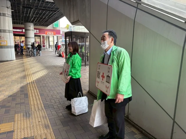 .
.
本日の献血活動✨

本日午後、田無駅北口にて。

献血のご協力をお願いするお声掛けをさせていただきました。

足を止めてくださった皆さまの温かいお気持ちが
胸にしみるように嬉しかったです。

たくさんの皆様に
献血にご協力いただきました。
本当にありがとうございました。

#東京田無ライオンズクラブ
#田無駅
#西東京市
#献血活動
#日本赤十字社
#西東京市野菜

#献血