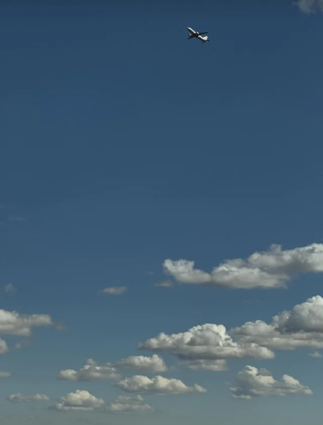 .
.
昨夜、東北・青森を中心に大きな地震がありました。
北海道や東北に住む友人からも「かなり揺れてとても怖い一夜だった」と「荷物が落ちてきた」など連絡があり、
度重なる余震や寒さの中での不安、
買い出しの大変さもこれから起こるのでは…
など聞いていて胸が締め付けられる思いでした。

311の時の経験も重なり、
こちらから何もできないもどかしさを感じながら、
ましては寒い地域での大きな地震。
ただただ一日も早く落ち着きが戻ることを願うばかりです。

余震が続く可能性がありますので、
どうか無理をなさらず
身の安全を第一にお過ごしください。

家具の転倒防止の確認
スマホ充電
避難経路や持ち出し品の再チェック
防寒用品の再チェック
小さな備えが安心につながると思います。

自然が起こす事なので
東京もいつ来るかわかりません。
私も西東京市避難所運営の1人として
このような災害時にどうすればよいか
改めてしっかり考えます。

この空の向こうの皆様が
少しでも心穏やかに過ごせますように。

#地震 
#お見舞い申し上げます 
#余震にご注意ください 
#防災 
#備え 
#安全第一
 #東北 
#北海道 
#寒さにお気をつけて
#避難所運営委員会