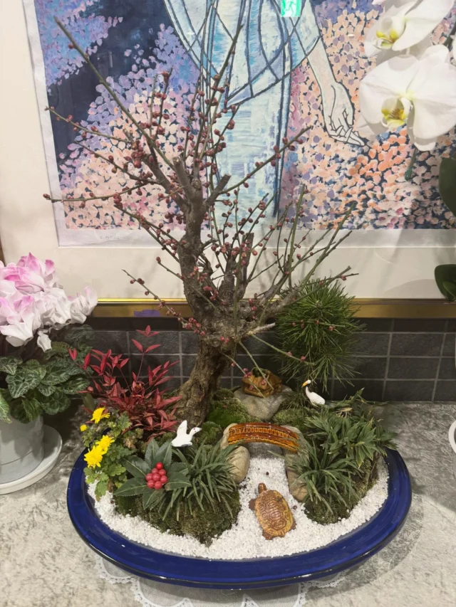 .
.

明けましておめでとうございます。

新年を迎え、
弊社の事務所もおせち料理と
季節の寄せ植えやアレンジメントが
仕事の合間のふとした瞬間に
年始の空間をやさしく雰囲気づけてくれています。

支えてくださる方々の存在を胸に

本年も誠実に、丁寧なお仕事を積み重ねてまいります。

#年末年始も24時間営業しております
#西東京市
#事前相談