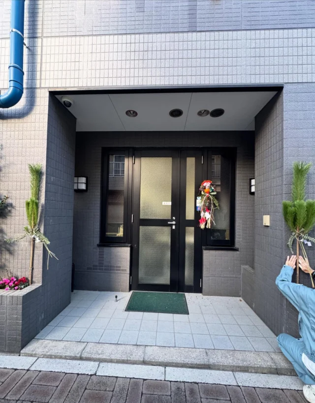 .
.

いつもお世話になっている方に
松飾りを作っていただきました。
12/27に飾り付けもしていただきました。

お餅は毎年恒例の
#藤宮米店　さん。

とても美味しいので（お米もとても美味しいです）
ここのお餅しかし食べられなくなりますよ。

スタッフの皆さんに準備しました。

あと少しで今年も終わりますね。

弊社は年末年始も
通常通り営業しています。
わからないことなど何なりとお申し付けください。
0120-310-637
#24時間営業