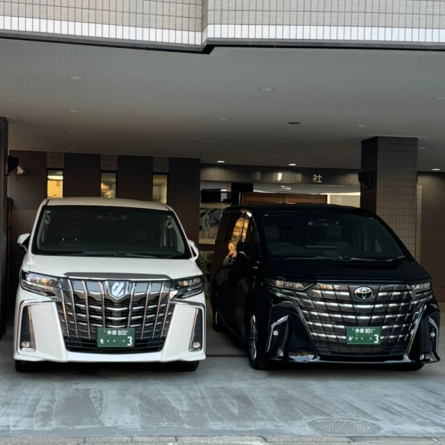 .
.

緑ナンバーのお話。

病院や施設で大切な方が亡くなられた場合
葬儀会社を決めることになりますが
その際、葬儀社がお迎えに伺う緑色のナンバーをつけた
車両についてお話しさせていただきます。

葬儀社の霊柩車・寝台車は
「霊柩運送」という事業にあたり、
一般貨物自動車運送事業の許可を受けた
緑ナンバーで運行されています。

これはタクシーや観光バスの「緑ナンバー」とは別の許可です。

人は亡くなられると、法律上は
「運送の対象＝貨物」として扱われます。
そのため、大切な方をお運びするには一般貨物自動車運送事業の許可が必要と法律で定められています。

またこの許可を持つ葬儀社は、日々の運行記録や点呼、
運転者台帳の作成、定期的な報告や講習の受講等
一般の運送事業者と同じ管理体制のもとで
車両を運行しています。

現在の法律では、有償で霊柩搬送を行う場合には
一般貨物自動車運送事業の許可を受けた緑ナンバー車両で行うことが定められているのです。

お迎えのあとは
ご自宅や会館、ご安置室へと
お移りすることになります。

#一般貨物自動車運送事業許可　
#関自貨第795号
#知っておくと安心
#葬儀の基礎知識
#もしものときに