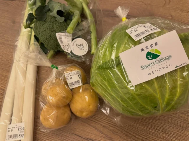 .
.

JA西東京に仕事で行ったので

お隣の新鮮館に立ち寄ったところ、
知り合いの方が作っている
✨スイーツキャベツ✨を発見。

今年に入ってから
「スイーツキャベツが冬野菜の一押し」と聞いていたので、
ようやく買えて本当にうれしかったです。
ギリギリ間に合ってよかった…🥬

さっそく家でシンプルに千切りにしていただいたら、
驚くほど甘くて、やっぱり美味しかったです。

価格も落ち着いていて、
今がちょうど食べどきかもしれません。

他にも
ネギ、ブロッコリーなど
新鮮なお野菜がたくさん。

特にブロッコリーは
採れたてをさっと茹でただけで、
風味がしっかり感じられておすすめです。

新鮮館には、
西東京市の生産者の皆さんが
心を込めて育てた野菜が並んでいます。

ぜひ実際に手に取って、
お気に入りを見つけて
ご自宅で味わってみてください🌱

#ja東京みらい西東京
#新鮮館
#西東京市
#西東京地区総代
#地元野菜