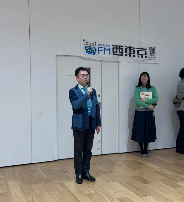 .
.

19:00からは
西東京市民文化プラザにて
エフエム西東京地域交流会に参加いたしました。

エフエム西東京さんは開局28周年。
本日は周年記念放送も行われ、
さまざまなアイデアあふれる一日だったそうです。

28周年、おめでとうございます。

会場には約100名の方が集まり、
市長をはじめ、多くの皆さまとご一緒する
和やかで楽しい時間となりました。

地域の皆さん、顔なじみの方、同業の方とも出会いがあり、
改めて西東京市のつながりの広さを感じました。

またお料理は
向台町で同級生が営んでいる
惣菜・お弁当店「MOE」さんのオードブルも並び、
とても美味しかったです。
今度はぜひ、お店にも伺ってみたいと思います。

#エフエム西東京
#開局28周年
#地域交流会
#西東京市
#moe