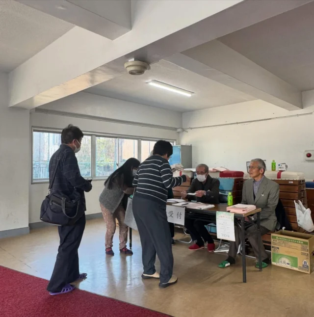 .
.

先日、田無小学校体育館で三和会「早春のつどい」を開催しました。
田無小の体育館での開催は、今回が初めてでした。
そして今回は3組のに皆さんにご出演いただきました。感謝しかありません。

まずはハンドベルアンサンブルクリスタルの皆さん。
大きなベルを力強く振る姿に対し音色はとてもやさしく、心がすっと整うような時間でした。

続いて西東京ジュニアユースオーケストラの皆さん。
若い皆さんの演奏はそれだけで未来を感じて、聴いているこちらがワクワクしてきます。元気をいただきました。

早春のつどいと言えばこのお二人ははずせません。トリは下村雅人さん（テノール）と掛場康予さん（ピアノ）。
力強さと繊細さが重なる演奏と歌声に、会場が一つになったように感じました。

そして田無小OBで田無小校歌を歌いました。
わたしも田無小卒業生なので懐かしく歌いました✨

当日は120名を超える皆さまにご来場いただきました。
支えてくださる皆さまのおかげで5回目も無事に終えることができました。

これからも音楽で人と人がつながる時間を大切にしていきたいと思います。また来年もよろしくお願いします。

#三和会
#自治会
#西東京
#田無