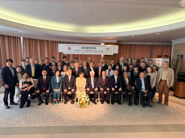 .
.

令和8年4月26日、
武蔵境スイングホールで行われた、
末光正忠さんの藍綬褒章受章のお祝いの会にお招きいただき
参加させていただきました。

防衛協会で出会った末光さん。
歌がとてもお好きで、先日のライオンズのカラオケ大会にも見に来てくださったり、
外国人の方への民泊もされていて、翻訳アプリを使いながら交流されているお話を伺い
その行動力と温かさがとても印象に残っています。

今回のお祝いの席で、今まで知らなかった末光さんの歩みをたくさん知ることができました。

武蔵野市役所で40年以上、市民のために尽力されてきたこと。
そして自衛官募集相談員として25年以上活動されていること。
さらに驚いたのが、大学時代に初島から熱海まで遠泳されたというお話。波が高い日がある海を泳いだエピソードにはびっくりしました。

先日の春の園遊会にもご夫婦でご出席されたそうで、改めて「すごい方なんだなぁ」と感じた一日でした。

でも、そんな素晴らしい経歴をお持ちなのに、
いつも気さくで温かい末光さん。
防衛協会を通じてご縁をいただけたことを嬉しく思います。

これからもお元気でご活躍されますことを心より願っております。
末光さん、ご家族の皆様、ご受章心よりおめでとうございます。

#藍綬褒章
#防衛協会
#武蔵野スイングホール