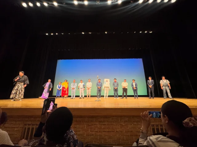 .
.

本日は、ライオンズクラブでもご一緒しているつねむねさんの
「つねの恩返し」へ伺わせていただきました✨

会場はこもれびホールの大ホール。
お笑いライブということで、
テンポよく、
笑いと温かさに包まれた素敵な時間でした。

普段のつねむねさんは、
優しくて明るく、いつも一生懸命な方ですが、
舞台に立つとさすがプロの芸人さん…✨
会場を一気に笑いの空気に包み込み、
本当に素晴らしい芸を見せてくださいました👏

出演されたのは、
完熟フレッシュさん、
冷蔵庫マンさん、
TOKYO COOLさん、
リトル清宮さん、
芸人THEブラストさん、
飛石連休さん、
猫柳ロミオさん、
ごっちくん、
Bちゃん、
山Pさん、
しゃばぞうさんなど、
豪華な皆さま✨

最初から最後まで笑いっぱなしで、
心から楽しい時間を過ごさせていただきました😊
今この文章を書きながらも
楽しい余韻に浸っています。

笑顔を届けながら、
地域を元気にする活動…
本当に素晴らしいなと感じました。

つねむねさん、ありがとうございました。
そしてお疲れさまでした。

次回も楽しみにしております😊

#つねの恩返し
#こもれびホール
#お笑いライブ
#地域イベント
#西東京市