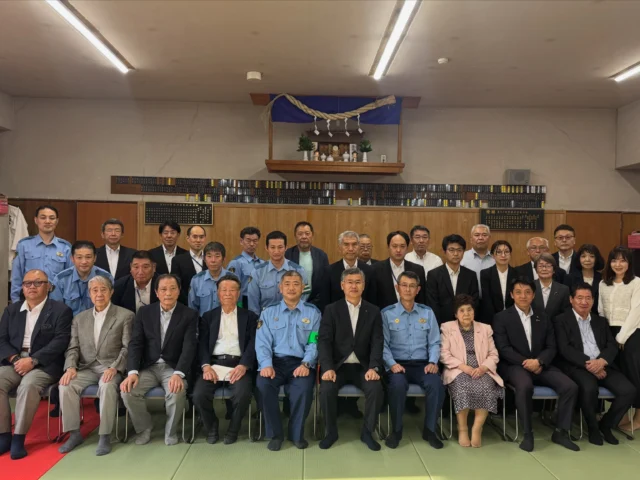 令和8年6月19日
弊社斜め前にございます田無警察署にて
警察官友の会第八方面田無支部の定期総会・表彰式
そして懇親会に出席いたしました。

総会終了後には警察署4階の道場で表彰式が行われ
日頃から地域の安全のために尽力されている署員の皆さまへ
表彰を贈らせていただきました。

実は田無警察署の隣（現在は寮）には祖父母が営んでいた荒物店があり幼い頃はよく遊びに行っていて
そこで道場から聞こえる掛け声も私にとっては身近なものでした。実際に道場へ入らせていただいたのは今回が初めてで感慨深かったです。
警察官の皆さまの日々の鍛錬と努力を感じる貴重な機会となりました。

いつも地域の安全を守ってくださる
田無警察署の皆さまに心より感謝申し上げます。

#警察官友の会
#田無警察署
#西東京市
#地域安全
#表彰式