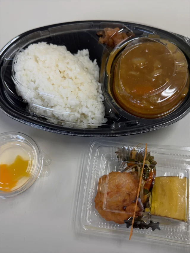 .
.
先日の火曜日、
毎月14日に開催されている「陽気なキッチン」のお手伝いをさせていただきました。

今回は調理のお手伝いに加え
子どもが小さい頃に使っていたおもちゃや子供服を寄付させていただきました。
開始と同時にあっという間になくなったと聞き
必要としている方に喜んでいただけたことが嬉しかったです。

この日のメニューは、毎回大人気のカレーライス、手作りの副菜、そして「弁当小町」さんの唐揚げ。
さらに、季節感あふれる七夕をイメージした手作りデザートまで用意されていて、見た目も涼しげでとても素敵でした。

食事のあとは、夏ならではのお楽しみの花火。

子どもたちの笑顔があふれる、温かい時間となりました。

こうした地域の居場所がこれからも長く続いていくことを願っています。

そしてお知らせです✨✨

10月14日には
大道芸人さんをお招きして
さらに楽しい時間を企画しています。
ご都合の合う方は、ぜひ足を運んでみてください。
詳細はまたこちらでお知らせいたします。

#西東京市
#子ども食堂
#陽気なキッチン
#地域のつながり
#地域交流