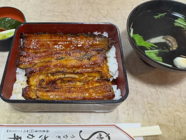 .
.
うなぎのさか平さん

少し前にご近所さんと「鰻が食べたいね」という話になり
田無の老舗 さか平さんで待ち合わせ。

ふっくらとした鰻はやっぱり美味しくて
元気をいただきました。

普段はなかなかゆっくりランチをする時間がありませんが、
ご近所さんとの楽しいひとときになりました。

会社のみんなには、お土産の鰻を。

昔から変わらぬ味と佇まいで
地域の皆さんに長く愛され続けている老舗…地元にこうしたお店があるのは嬉しいです☺️

#田無
 #さか平 
#うなぎ 
#西東京市 
#老舗