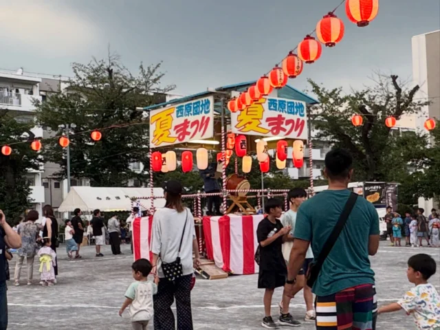 .
.

第44回 田無西原団地夏まつりが開催されました！

今年で築64年を迎える西原団地。
居住者の高齢化や多国籍化など、時代とともに変化する地域に寄り添いながら、「地域交流」と「支え合い」を大切に、この夏祭りが毎年開催されています。

私も少しお邪魔させていただきましたが
会場はたくさんの笑顔であふれとても温かい雰囲気でした。

私が伺ったのは18時頃。
その後はゲリラ豪雨もありましたが
地域の皆さんの思いが詰まった素敵な夏祭りになったことと思います。

こうした地域のつながりを大切にする取り組みが
これからも続いていくことを願っています。

【明日はTANASHIソーラン会　演舞は17:30からです。】

#西原団地
#西東京市 
#TANASHIソーラン会 
#夏祭り 
#西東京市消防団第5分団