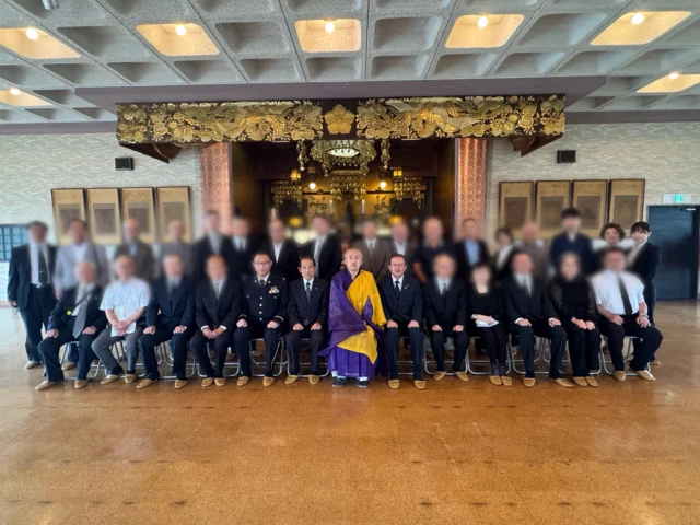 .
.

令和8年9月27日（日）11:00より
如意輪寺で行われた
「平和地蔵」慰霊祭に
防衛協会として
去年に引き続き参列させていただきました。

先の大戦で亡くなられた方々
そして任務の中で亡くなられた自衛隊員の方々の御霊を慰霊し
平和への願いを込めて行われている慰霊祭です。

こうして毎年参列させていただくと、
今、当たり前のように平和に暮らせていることが
決して当たり前ではないのだと改めて感じます。

これからもこうした機会を大切にしていきたいと思います。

野口忠さんの看板。
去年ご一緒した事を思い出しました。

亡くなられた皆様のご冥福と
これからも平和な日々が続くことを心よりお祈りいたします。

#平和地蔵慰霊祭
#西東京市郷友会
#西東京市
#西東京市防衛協会
