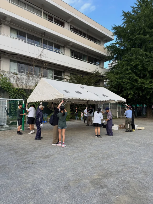 .
.
いよいよ明日、10:00から！

田無小学校にて「三和会 こどもまつり」を開催します🎉

今日は明日の準備でした。
テント作りとテーブル配置、体育館の準備、銀杏のお掃除…と
みんなで手分けして行いました。

明日は楽しいステージや
子どもたちが体験できるイベントが盛りだくさんですよ✨

🍴お店もたくさん！
三和会自慢の焼きそば・焼き鳥をはじめ、
フランクフルトやわたあめもあります😋
アルファ米は無料で配布します！
楽しいゲームもあります♪

✨体育館✨
11:00〜
#smileydanceteam さんのステージ💃

✨校庭✨
10:30〜／13:00〜
つねむねさんによる「紙切りパフォーマンス」他
目の前であっという間に作品ができあがる紙切りや、ジャグリング、バルーンアート😊
ぜひ見に来てください！

13:30〜
たなし連の阿波踊り🎶

🚓10:00〜12:00
パトカー・白バイ乗車体験

🚒13:00〜14:30
消防署による消火体験・煙体験・AED訓練など

ご家族皆さんで、ぜひ遊びに来てくださいね😊

#三和会こどもまつり
#田無小学校
#西東京市