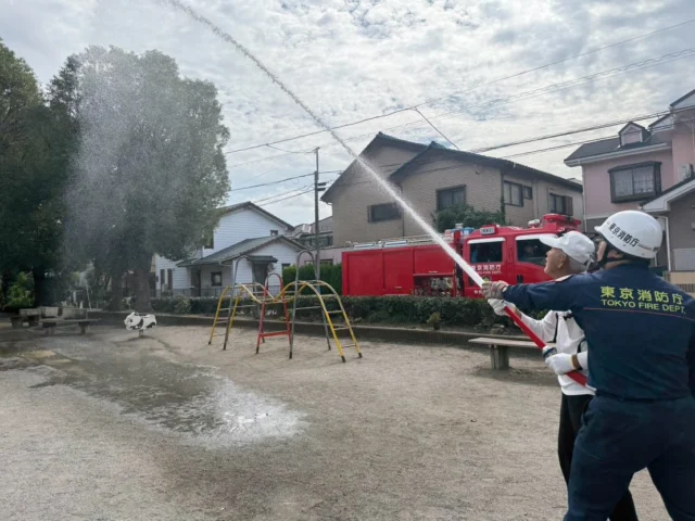 令和8年10月４日　9:50より
南町第一児童遊園及び南町コミセンにて
地域の防災訓練がありました。
家族が出席しました。

西東京消防署の消防士の方々に来ていただき、
消火栓やスタンドパイプの使い方
放水訓練
初期消火
AED講習などを実際に体験。

百聞は一見にしかず…
いざという時に慌てないためにも、
日頃から自衛消防力を持ち
こうした訓練に参加しておくことは大切ですね。

#防災訓練
#西東京市
#睦会
#西東京消防署