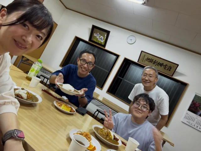 .
.
10月14日、こども食堂「陽気なキッチン」大盛況でした😊

今年もパフォーマーの山Pさんにお願いして
子どもたちに楽しんでいただきました🎪✨

ジャグリング、傘回し、皿回し等等
難易度の高いパフォーマンスが次々と披露され
2ステージとも大盛り上がりでした。

その後はバルーンアート🎈
子どもたちがリクエストした作品を1人一つずつ
たくさんの子どもたちに作っていただき
みんなの笑顔がいっぱいの時間になりました♡

お片付けの後はお手伝いの方皆さんで
おいしいカレー🍛と手作りお惣菜、手作りのケーキまで🍰
わたし達もご一緒させていただき、
本当に温かいこども食堂だなぁと、改めて感じました。

毎月１回、こうして子どもたちのためにずっと続けていくことは
決して簡単なことではないと思います。
素晴らしいです。

毎月お手伝いできるわけではありませんが
子どもたちの笑顔のためにできることを
これからも少しずつですがお手伝いしていきたいと思います☺️

‼️告知‼️
#西東京市民まつり
11/14.15
弊社ブースにて
山Pさんと
はさみ家紙太郎さん（はさみ家さんは14日のみ）が見えます✨

皆さん、いらしてくださいませ✨

#西東京市 #こども食堂 #陽気なキッチン #山P さん